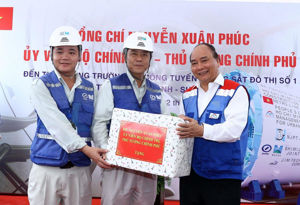 Thủ tướng Nguyễn Xuân Phúc tặng quà cho các đơn vị thi công tuyến Metro số 1 Bến Thành-Suối Tiên. (Ảnh: Thống Nhất/TTXVN)