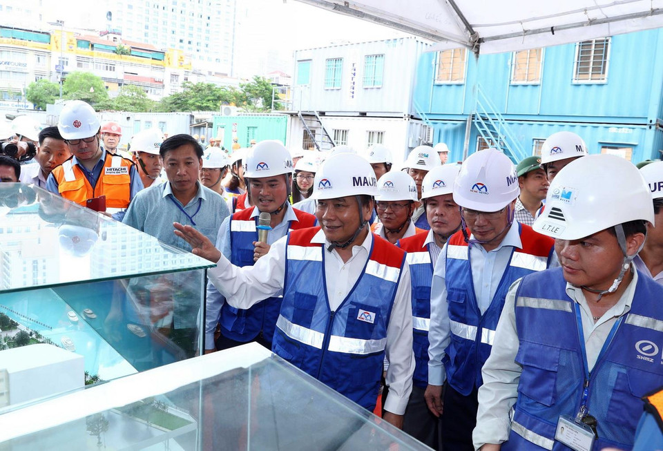 Thủ tướng Nguyễn Xuân Phúc thăm công trường thi công ga Nhà hát thành phố. (Ảnh: Thống Nhất/TTXVN)