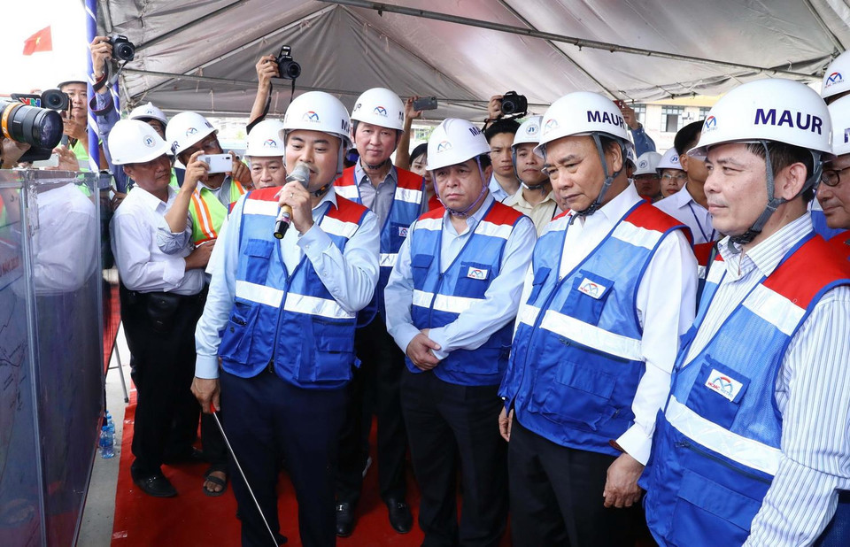 Thủ tướng Nguyễn Xuân Phúc thăm công trường thi công ga Bến Thành. (Ảnh: Thống Nhất/TTXVN)