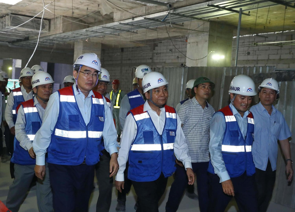 Thủ tướng Nguyễn Xuân Phúc thăm công trường thi công ga Nhà hát Thành phố . (Ảnh: Thống Nhất/TTXVN)
