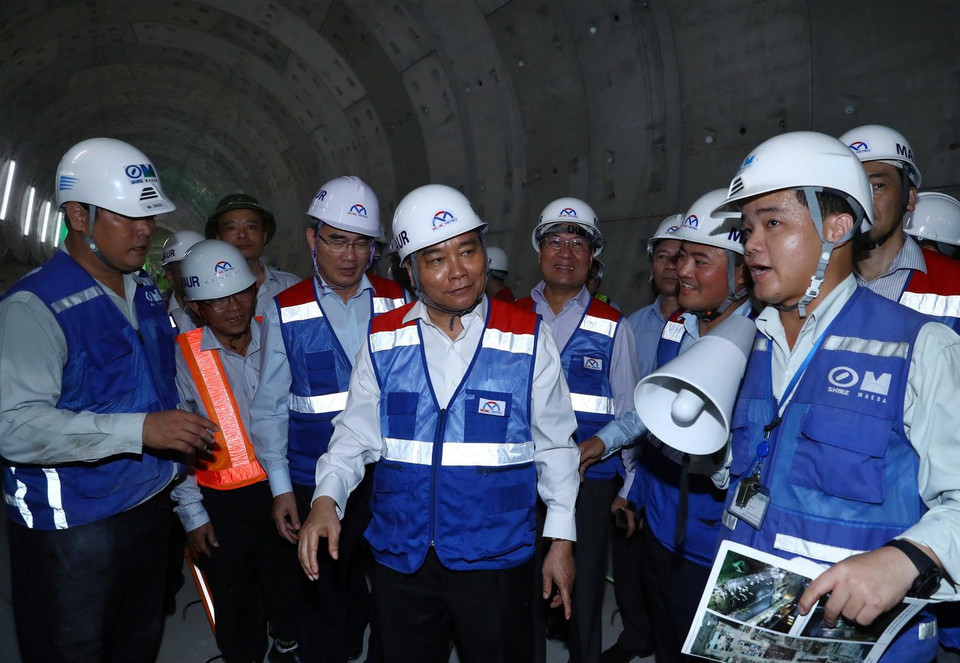 Thủ tướng xuống hầm tham quan, nghe báo cáo tiến độ thi công và trò chuyện với đội ngũ công nhân, kỹ sư, người lao động tại công trường. 