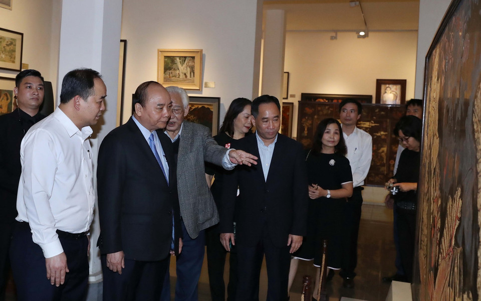 Thủ tướng Nguyễn Xuân Phúc xem bức tranh được trưng bày tại Bảo tàng Mỹ thuật Việt Nam. (Ảnh: Thống Nhất/TTXVN)