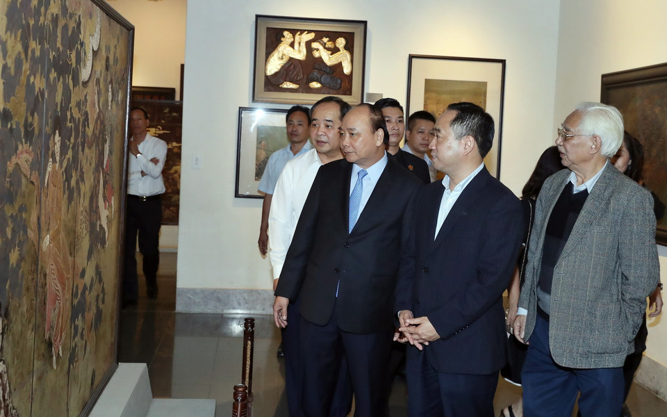 Thủ tướng Nguyễn Xuân Phúc xem bức tranh được trưng bày tại Bảo tàng Mỹ thuật Việt Nam. (Ảnh: Thống Nhất/TTXVN)