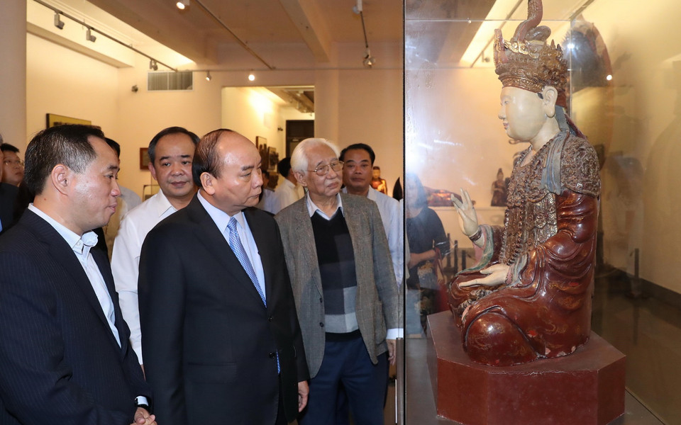 Thủ tướng Nguyễn Xuân Phúc xem các hiện vật trưng bày tại Bảo tàng Mỹ thuật Việt Nam. (Ảnh: Thống Nhất/TTXVN)