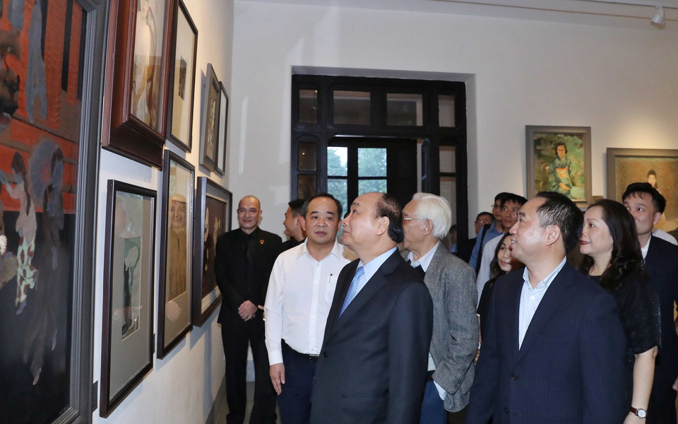 Thủ tướng Nguyễn Xuân Phúc xem các bức tranh được trưng bày tại Bảo tàng Mỹ thuật Việt Nam. (Ảnh: Thống Nhất/TTXVN)