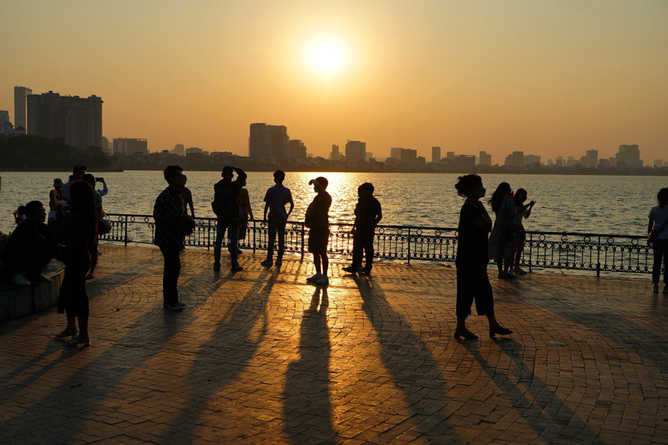 Hoàng hôn mùa Thu luôn là thời điểm đẹp nhất của hồ Tây. (Ảnh: TTXVN)