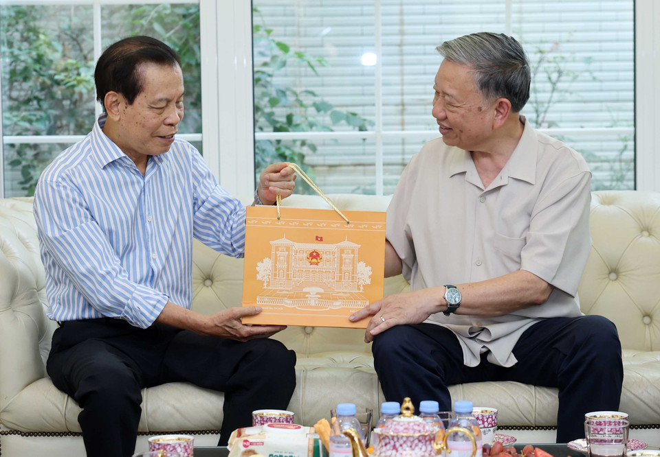 Chủ tịch nước Tô Lâm tặng quà Nhà báo Vũ Văn Hiến, nguyên Tổng Giám đốc Đài Truyền hình Việt Nam. (Ảnh: Nhan Sáng/TTXVN)