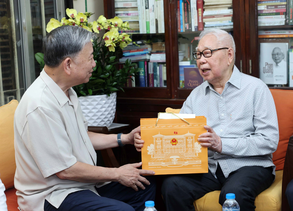 Chủ tịch nước Tô Lâm thăm, chúc mừng Nhà báo Phan Quang, nguyên Chủ tịch Hội Nhà báo Việt Nam. (Ảnh: Nhan Sáng/TTXVN)