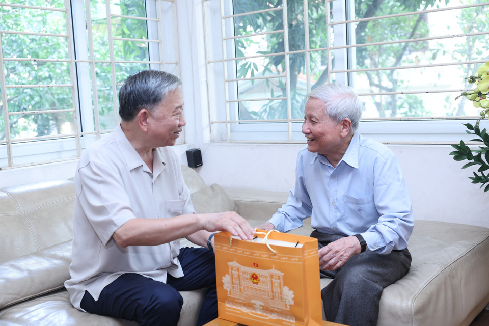 Chủ tịch nước Tô Lâm thăm, chúc mừng Nhà báo Hà Đăng, nguyên Trưởng Ban Tư tưởng-Văn hóa Trung ương, nguyên Tổng Biên tập Báo Nhân Dân. (Ảnh: Nhan Sáng/TTXVN)