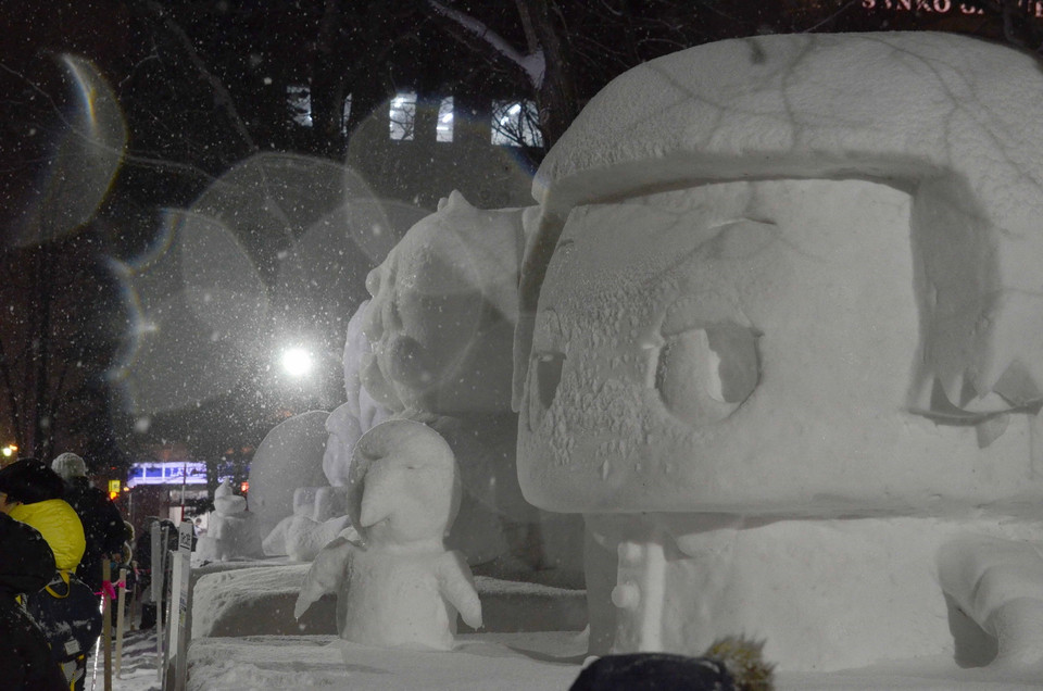 Những bông tuyết trắng hắt qua ánh sáng đèn điện phủ lên các tác phẩm. (Ảnh: Thành Hữu/TTXVN)