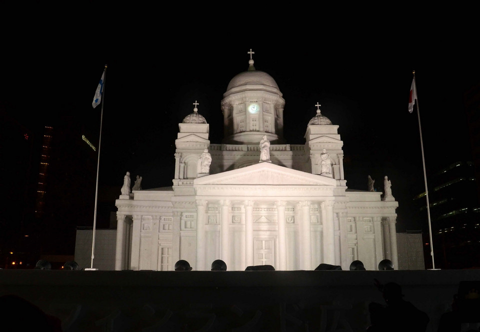 Tác phẩm Nhà thờ chính tòa Helsinki, Phần Lan, với những chi tiết được làm giống như thật. (Ảnh: Thành Hữu/TTXVN)