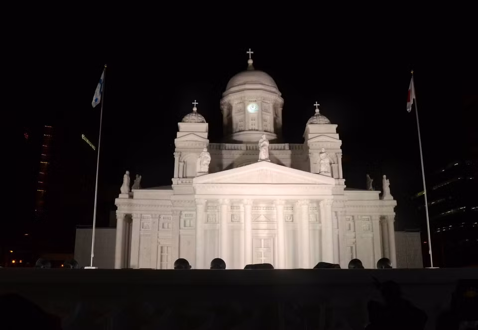 Tác phẩm Nhà thờ chính tòa Helsinki, Phần Lan, với những chi tiết được làm giống như thật. (Ảnh: Thành Hữu/TTXVN) 