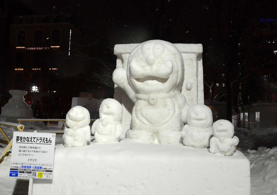 Tác phẩm chú mèo máy Doraemon cùng cánh cửa thần kỳ. (Ảnh: Thành Hữu/TTXVN)