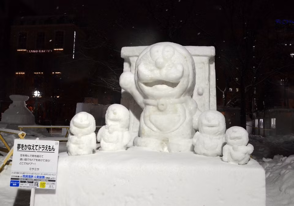 Tác phẩm chú mèo máy Doraemon cùng cánh cửa thần kỳ. (Ảnh: Thành Hữu/TTXVN) 