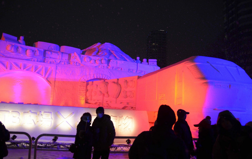 Tác phẩm tàu điện của hãng Đường sắt Nhật Bản (JR) cùng màn trình diễn ánh sáng đẹp mắt tại Lễ hội Tuyết Sapporo 2019, sự kiện lớn được tổ chức thường niên ở công viên Odori, trải dài khoảng 2km tại tuyến phố trung tâm Sapporo. (Ảnh: Thành Hữu/TTXVN)