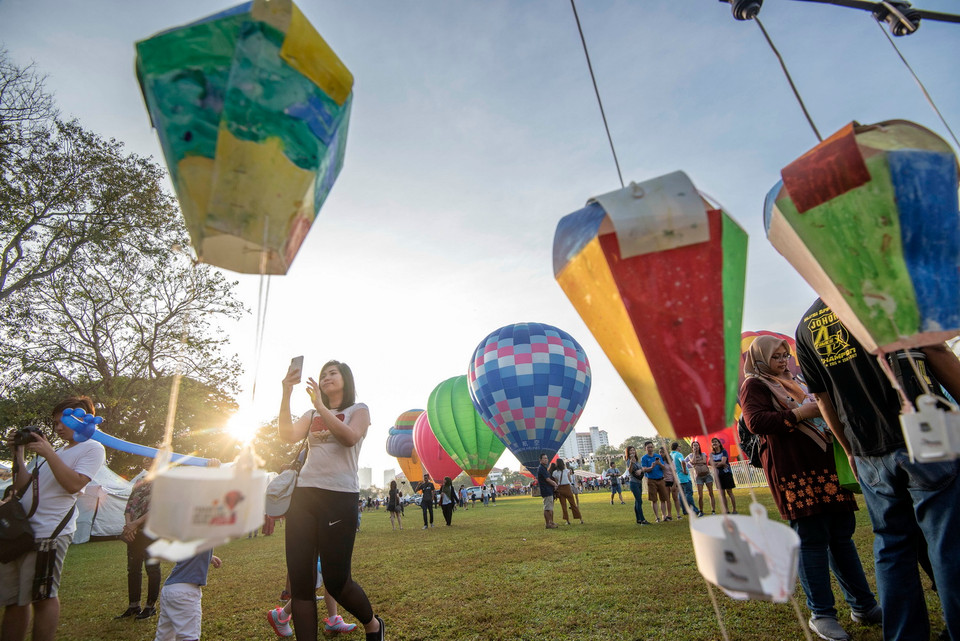 Du khách tại lễ hội khinh khí cầu ở Penang, Malaysia. (Nguồn: THX/TTXVN)