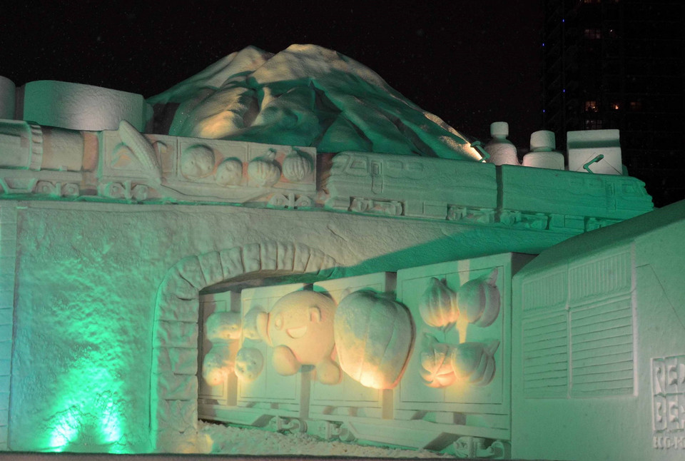 Từng chi tiết nhỏ của mô hình tàu điện JR được điêu khắc rất cẩn thận. Lễ hội Tuyết Sapporo 2019 tại Hokkaido, cực Bắc của Nhật Bản, được tổ chức từ ngày 4-11/2. (Ảnh: Thành Hữu/TTXVN)