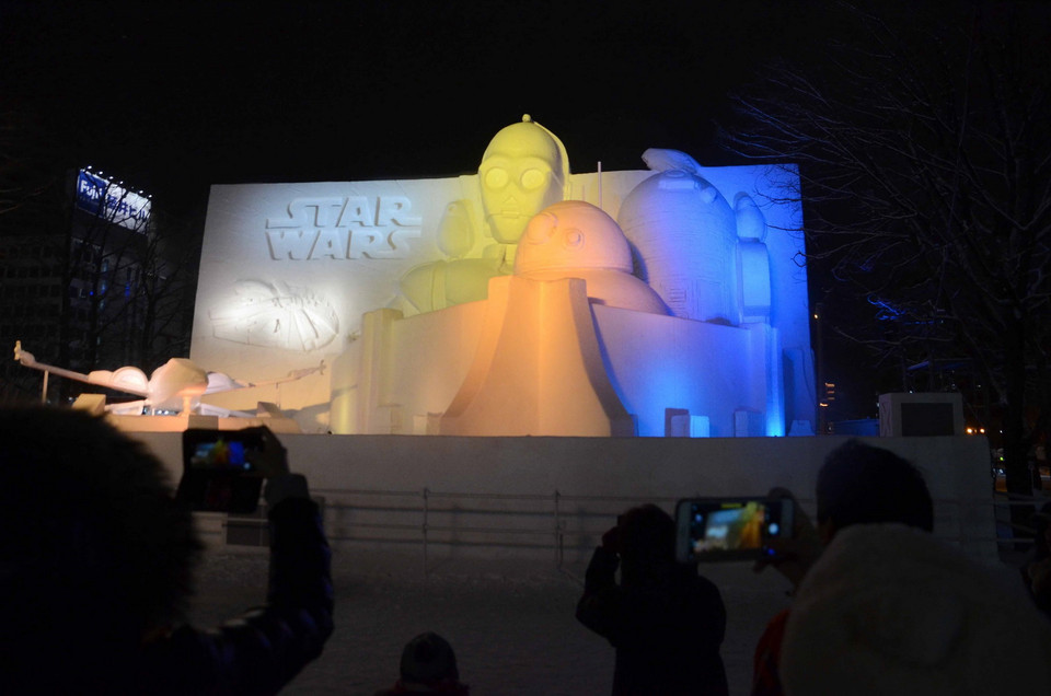 Tác phẩm các nhân vật, vũ khí và tàu vũ trụ trong bộ phim Chiến tranh giữa các vì sao cùng màn trình diễn ánh sáng thu hút người xem. (Ảnh: Thành Hữu/TTXVN)