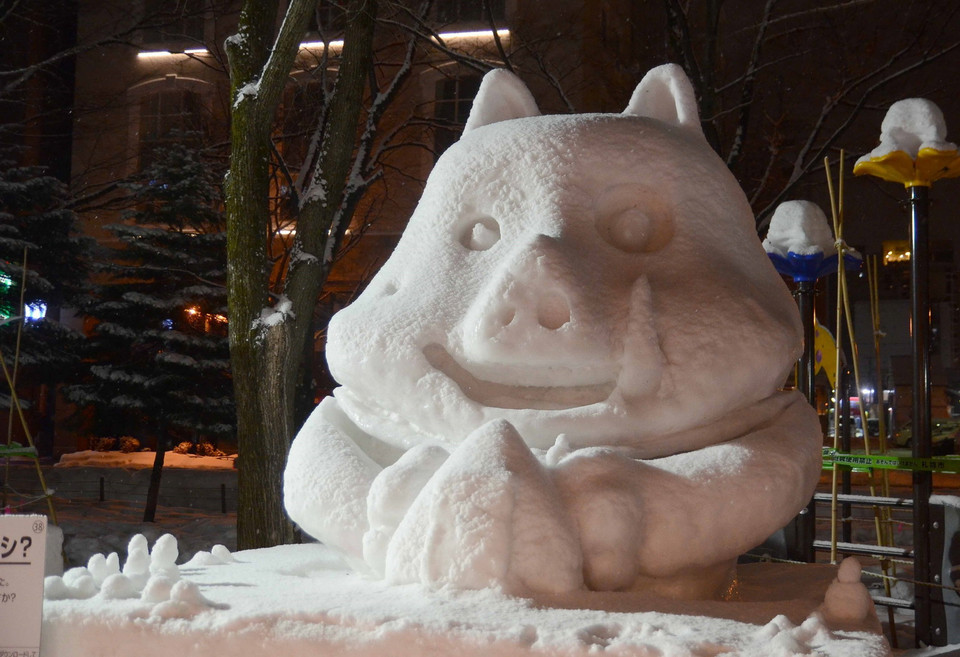 Tác phẩm một chú lợn tượng trưng cho năm mới Kỷ Hợi. (Ảnh: Thành Hữu/TTXVN)