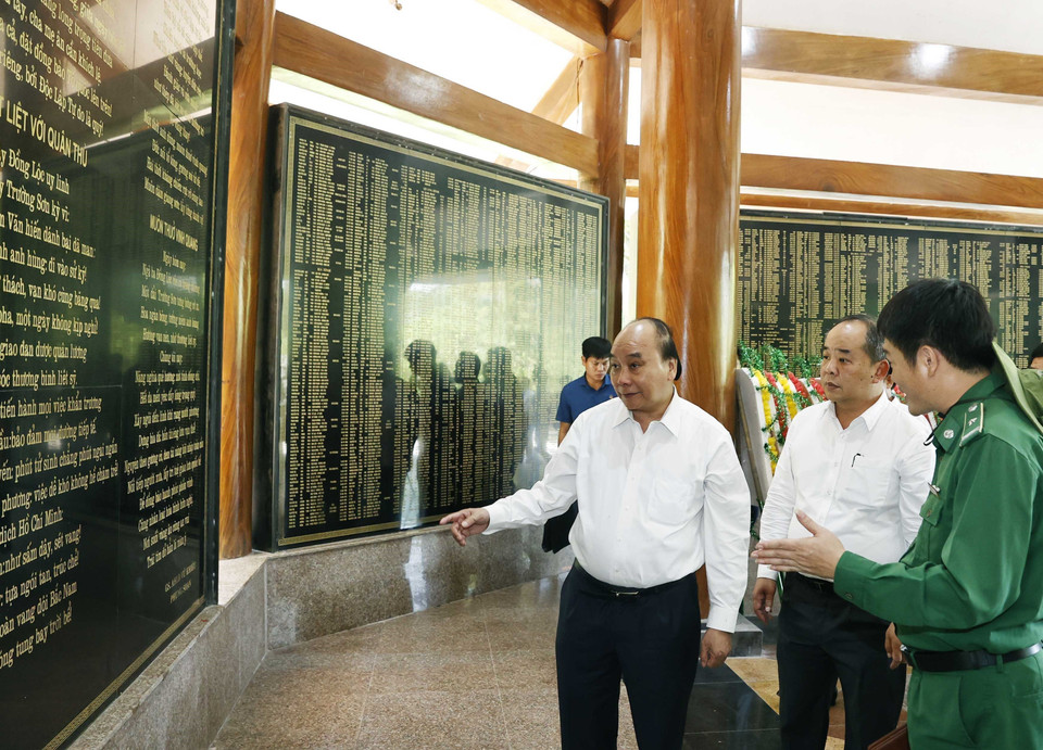 Chủ tịch nước Nguyễn Xuân Phúc thăm Nhà bia tưởng niệm các liệt sỹ thanh niên xung phong toàn quốc. (Ảnh: Thống Nhất/TTXVN)