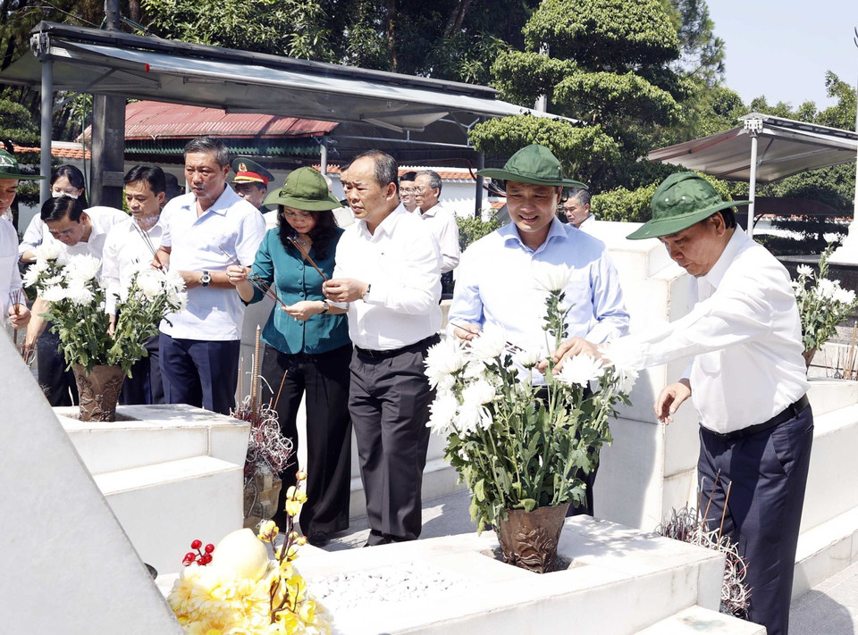 Chiều 6/9, tại tỉnh Hà Tĩnh, Chủ tịch nước Nguyễn Xuân Phúc đã dâng hương, dâng hoa tại Nhà bia tưởng niệm các Anh hùng Liệt sỹ thanh niên xung phong toàn quốc, nơi ghi danh hơn 4.000 liệt sỹ thanh niên xung phong trong cả nước, và Khu mộ 10 nữ Anh hùng Liệt sỹ thanh niên xung phong tại Ngã ba Đồng Lộc. (Ảnh: Thống Nhất/TTXVN)