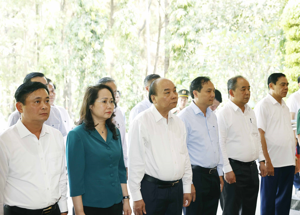 Chủ tịch nước Nguyễn Xuân Phúc và các đại biểu tại Nhà bia tưởng niệm các liệt sỹ thanh niên xung phong toàn quốc. (Ảnh: Thống Nhất/TTXVN)