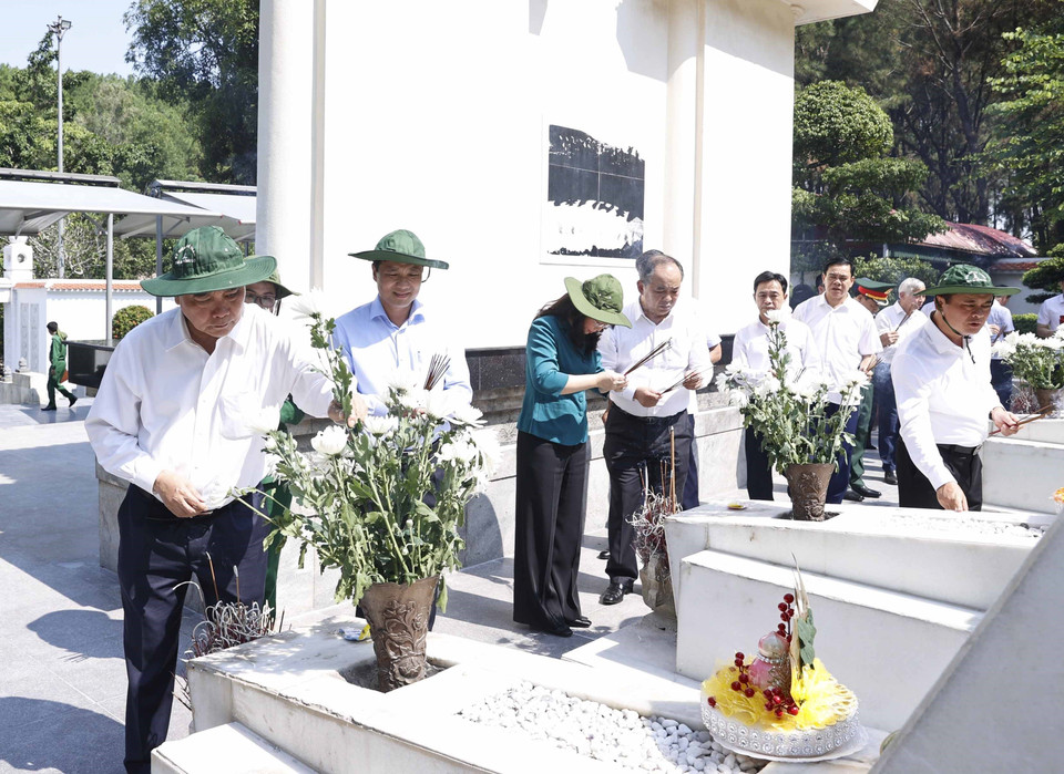 Chủ tịch nước Nguyễn Xuân Phúc dâng hương, dâng hoa tưởng nhớ 10 nữ Anh hùng liệt sỹ thanh niên xung phong tại Ngã ba Đồng Lộc. (Ảnh: Thống Nhất/TTXVN)
