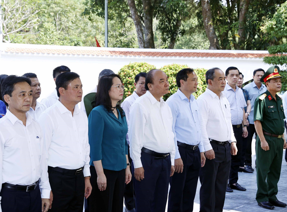 Chủ tịch nước Nguyễn Xuân Phúc tại Nhà bia tưởng niệm các liệt sỹ thanh niên xung phong toàn quốc. (Ảnh: Thống Nhất/TTXVN)