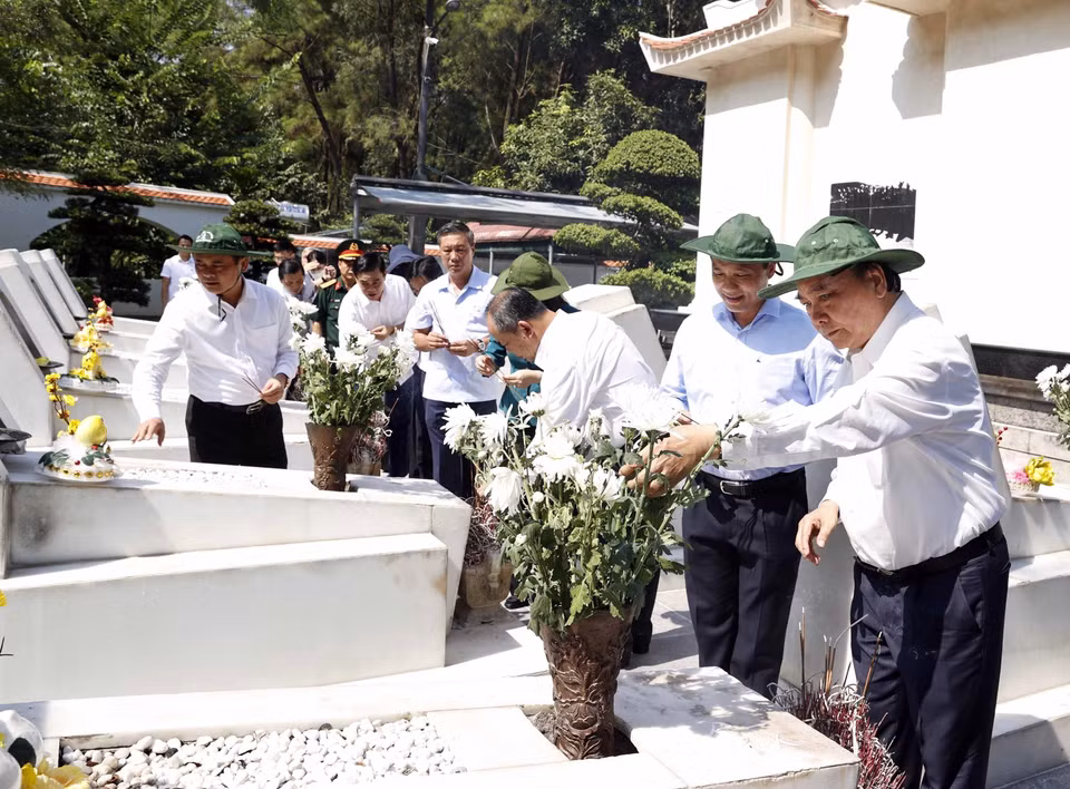 Chủ tịch nước Nguyễn Xuân Phúc dâng hương, dâng hoa tưởng nhớ 10 nữ Anh hùng liệt sỹ thanh niên xung phong tại Ngã ba Đồng Lộc. (Ảnh: Thống Nhất/TTXVN)