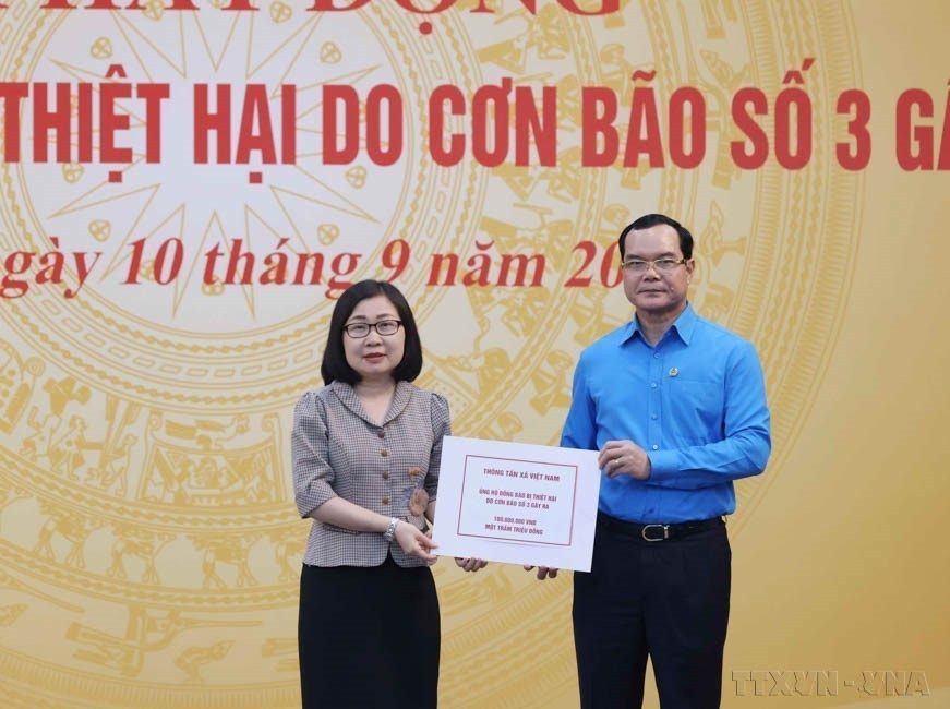 Phó Tổng giám đốc Đoàn Thị Tuyết Nhung, đại diện Thông tấn xã Việt Nam trao ủng hộ đồng bào bị thiệt hại trong cơn bão số 3, do Ủy ban Trung ương Mặt trận Tổ quốc Việt Nam phát động (10/9/2024). (Ảnh: Phương Hoa/TTXVN)