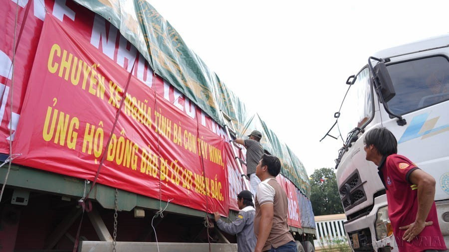 Với tinh thần “tương thân tương ái” “lá lành đùm lá rách,” hưởng ứng lời kêu gọi của Ủy ban Mặt trận Tổ quốc Việt Nam và các các cấp lãnh đạo tỉnh Tây Ninh, nhiều người dân, doanh nghiệp tại tỉnh Tây Ninh đã chung tay quyên góp, ủng hộ những nhu yếu phẩm gửi đồng bào miền Bắc chịu ảnh hưởng của cơn bão số 3 (2024). (Ảnh: Minh Phú/TTXVN)