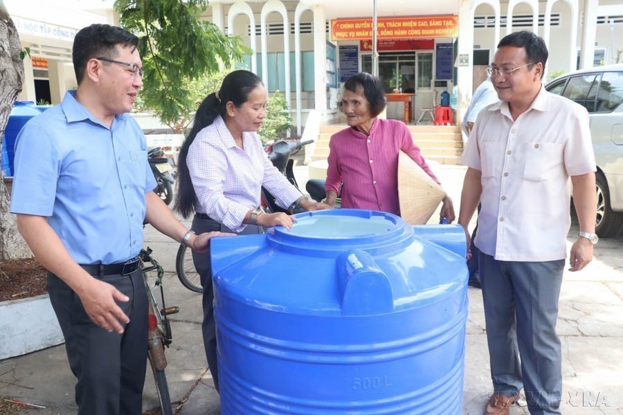 Tỉnh ủy, Hội đồng Nhân dân, Ủy ban Nhân dân, Ủy ban Mặt trận Tổ quốc Việt Nam tỉnh Tây Ninh trao tặng bồn chứa nước sinh hoạt cho các hộ gia đình chính sách, hộ nghèo, hộ khó khăn trên địa bàn tỉnh Bến Tre (10/5/2024). (Ảnh: Huỳnh Phúc Hậu/TTXVN)