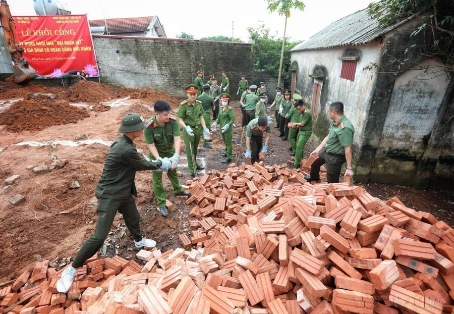 Hưởng ứng phong trào thi đua đặc biệt hỗ trợ xóa nhà tạm, nhà dột nát cho hộ nghèo, cận nghèo và hỗ trợ gia đình người có công gặp khó khăn về nhà ở trên địa bàn tỉnh Bắc Giang, toàn lực lượng Công an tỉnh chung tay đóng góp, ủng hộ kinh phí, ngày công... để hỗ trợ xây dựng (11/6/2024). (Ảnh: Danh Lam/TTXVN)
