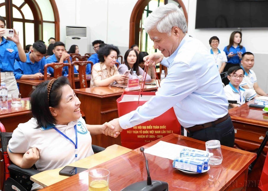 Chủ tịch Ủy ban Trung ương Mặt trận Tổ quốc Việt Nam Đỗ Văn Chiến gặp mặt Đoàn đại biểu Gương thanh niên khuyết tật tiêu biểu (7/10/2024). (Ảnh: Minh Đức/TTXVN)