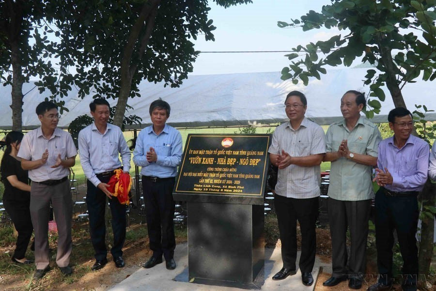 Gắn biển công trình “Vườn xanh - Nhà đẹp - Ngõ đẹp” tại thôn Linh Cang, xã Bình Phú, huyện Thăng Bình do Ủy ban Mặt trận Tổ quốc Việt Nam tỉnh Quảng Nam tổ chức (19/8/2024). (Ảnh: Đoàn Hữu Trung/TTXVN)