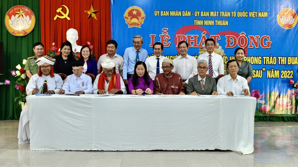 Các tổ chức chính trị xã hội, đoàn thể, tôn giáo ở Ninh Thuận ký kết nhận đỡ đầu các hộ nghèo trên địa bàn tỉnh tại Lễ phát động ủng hộ Quỹ “Vì người nghèo” năm 2022 và thực hiện phong trào thi đua “Vì người nghèo - không để ai bị bỏ lại phía sau.” (Ảnh: Công Thử/TTXVN)