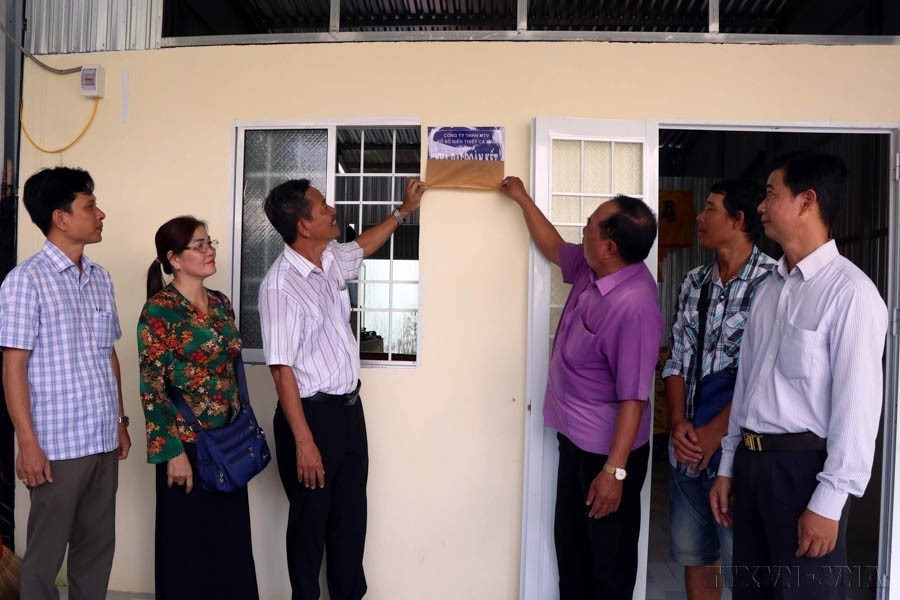 Ủy ban Mặt trận Tổ quốc Việt Nam tỉnh Cà Mau phối hợp Công ty xổ số kiến thiết Cà Mau tổ chức trao tặng nhà ''Đại đoàn kết'' cho anh Nguyễn Hồng Khanh ở Khóm 2, thị trấn Thới Bình (Cà Mau), ngày 23/8/2024. (Ảnh: Kim Há/TTXVN)