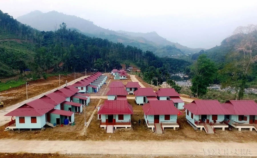 Những căn nhà ở tạm bợ của người dân làng Bằng La, xã Trà Leng, huyện Nam Trà My đã được thay mới, kiên cố, nhờ chủ trương xóa nhà ở tạm, dột nát cho người dân của Đảng bộ, chính quyền tỉnh Quảng Nam. (Ảnh: Trịnh Bang Nhiệm/TTXVN)