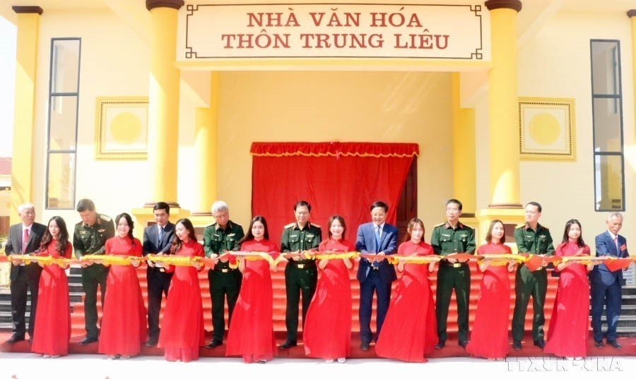 Đại tướng Nguyễn Tân Cương, Thứ trưởng Bộ Quốc phòng và các đại biểu cắt băng khánh thành Nhà văn hóa thôn trong Ngày hội Đại đoàn kết toàn dân tộc thôn Trung Liêu, xã Tiên Ngoại, thị xã Duy Tiên, tỉnh Hà Nam. (Ảnh: Nguyễn Chinh/TTXVN)