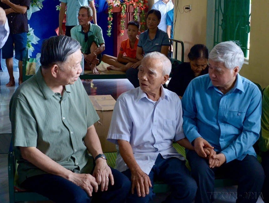 Tổng Bí thư, Chủ tịch nước Tô Lâm và Chủ tịch Ủy ban Trung ương Mặt trận Tổ quốc Việt Nam Đỗ Văn Chiến thăm hỏi, động viên nhân dân vùng lụt, bão trên địa bàn tỉnh Tuyên Quang (12/9/2024). (Ảnh: Trí Dũng/TTXVN)