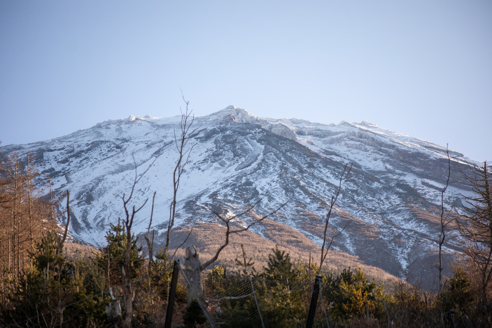 Đỉnh núi Phú Sĩ từ điểm ngắm thứ 4, mặc dù đã có tuyết nhưng vẫn còn mỏng và chưa đều. (Ảnh: Xuân Giao/TTXVN)