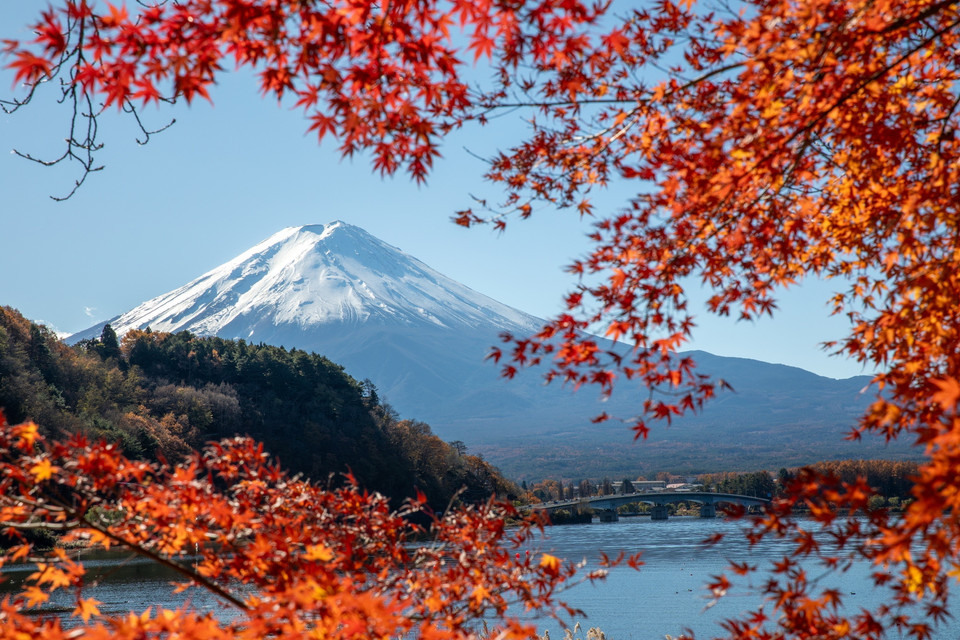 Núi Phú Sĩ hùng vỹ nhìn từ bên bờ hồ Kawaguchi. (Ảnh: Xuân Giao/TTXVN)