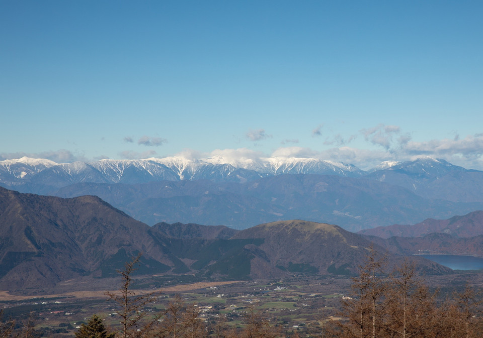 Các ngọn núi bao quanh núi Phú Sĩ cũng bắt đầu có tuyết. (Ảnh: Xuân Giao/TTXVN)