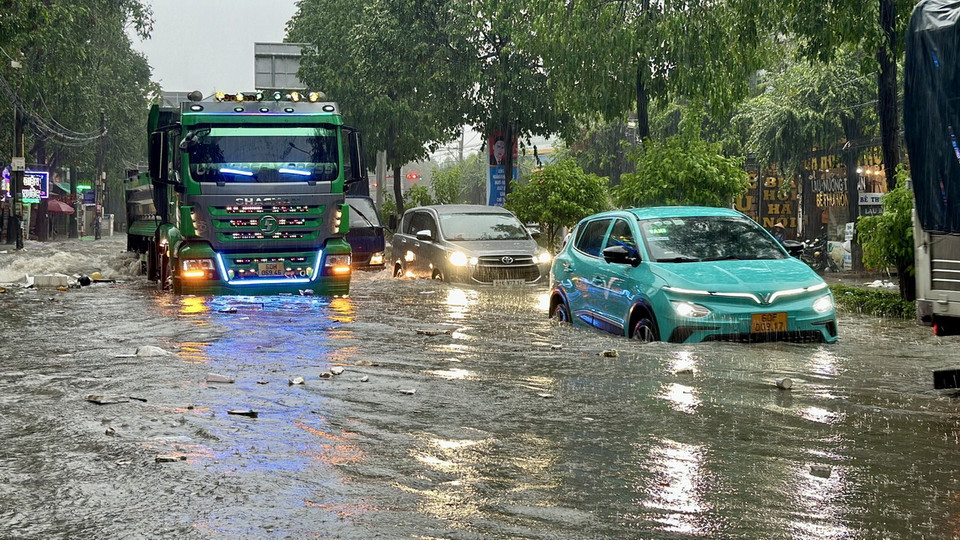 Hệ thống thoát nước tại ngã ba Trảng Dài, thành phố Biên Hòa, Đồng Nai đã được đầu tư xây dựng nhưng khi mưa lớn nước vẫn ngập đến quá nửa bánh xe. (Ảnh: Lê Xuân/TTXVN)