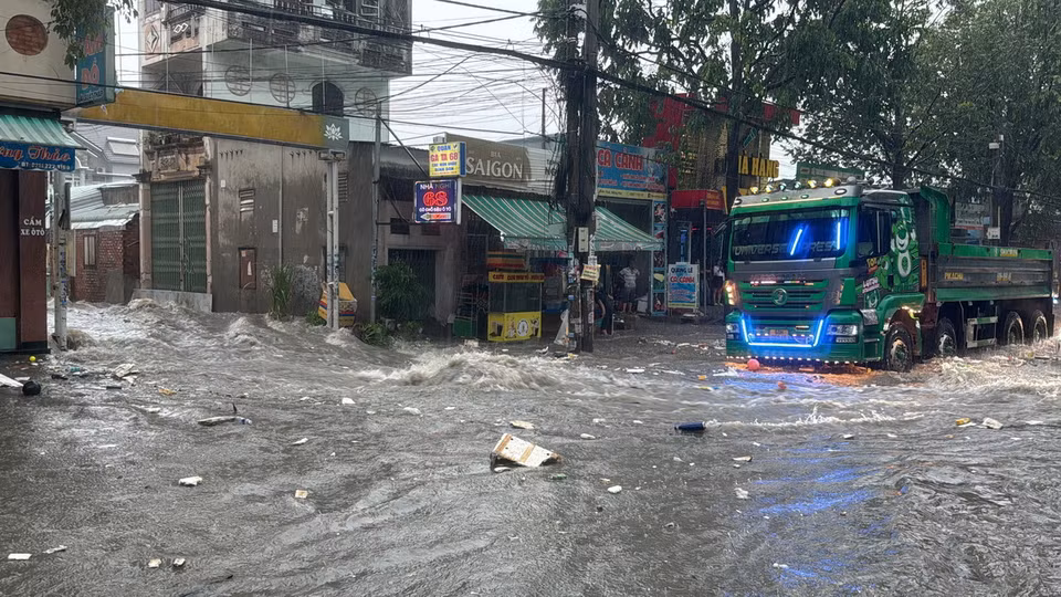 Nước ngập chảy xiết tại khu vực ngã ba Trảng Dài, thành phố Biên Hòa, Đồng Nai khiến người dân di chuyển khó khăn. (Ảnh: Lê Xuân/TTXVN)