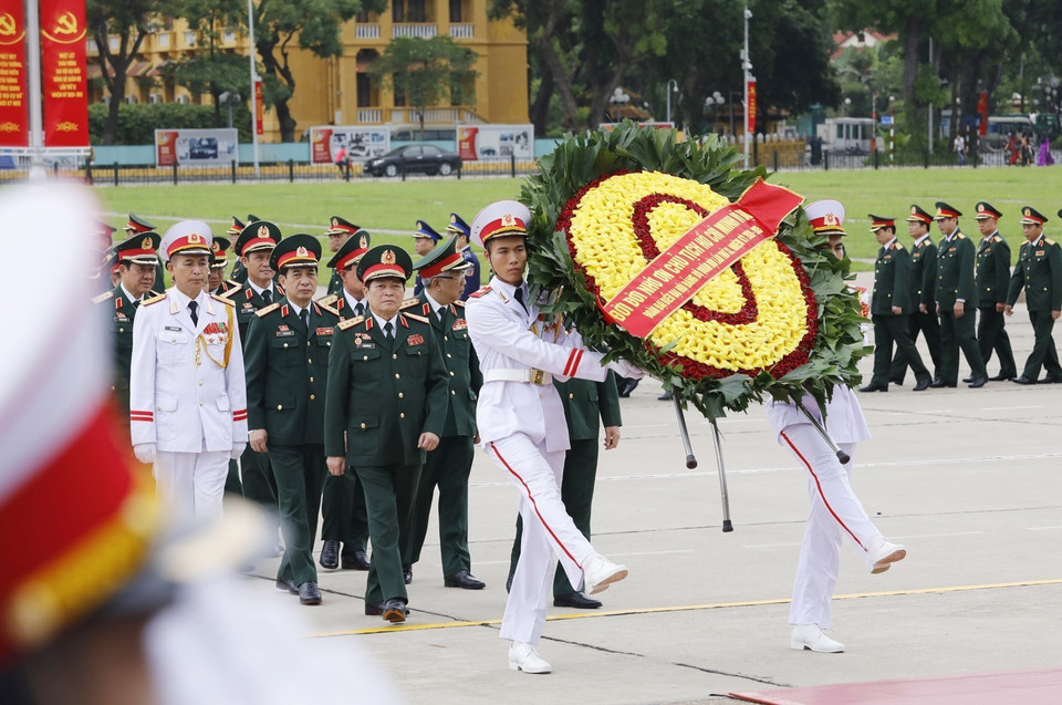 Đoàn đại biểu dự Đại hội Đảng bộ Quân đội lần thứ XI đặt vòng hoa và vào Lăng viếng Chủ tịch Hồ Chí Minh. (Ảnh: Dương Giang/TTXVN)