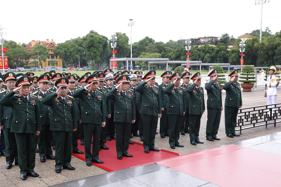 Đoàn đại biểu dự Đại hội Đảng bộ Quân đội lần thứ XI đặt vòng hoa và vào Lăng viếng Chủ tịch Hồ Chí Minh. (Ảnh: Dương Giang/TTXVN)