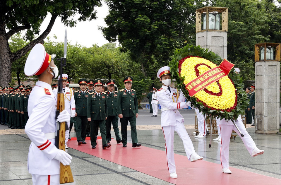Đoàn đại biểu dự Đại hội Đảng bộ Quân đội lần thứ XI đặt vòng hoa tưởng niệm các Anh hùng Liệt sỹ. (Ảnh: Dương Giang/TTXVN)