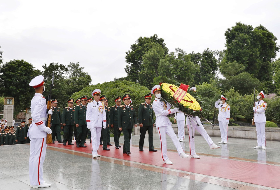 Đoàn đại biểu dự Đại hội Đảng bộ Quân đội lần thứ XI đặt vòng hoa tưởng niệm các Anh hùng Liệt sỹ. (Ảnh: Dương Giang/TTXVN)