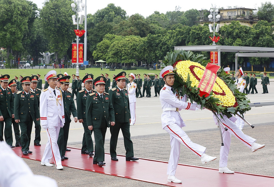 Đoàn đại biểu dự Đại hội Đảng bộ Quân đội lần thứ XI đặt vòng hoa và vào Lăng viếng Chủ tịch Hồ Chí Minh. (Ảnh: Dương Giang/TTXVN)